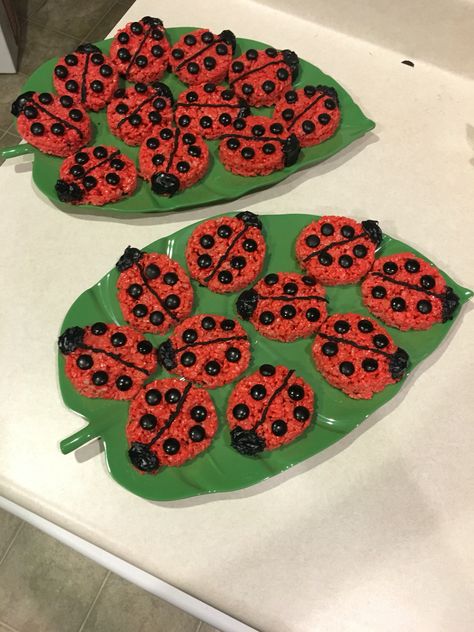 Rice krispies ladybug treats! Ladybug Treats Birthday, Lady Bug Themed Party Food, Ladybug Decorations Party, Ladybug Treats, Ladybug Theme Party, Ladybug Baby Shower, Ladybug Baby, Ladybug Decorations, Baby Ladybug