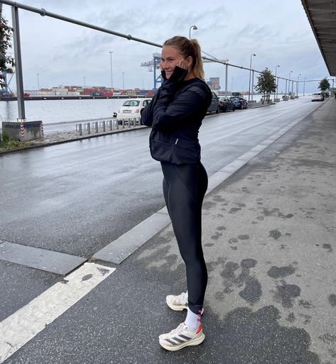 Cute Winter Running Outfit, Running Outfit Spring, Running Winter Aesthetic, Winter Track Outfits, Running In Winter Aesthetic, Autumn Running Outfit, Warm Running Outfits, Running Fits Winter, Running Vest Outfit