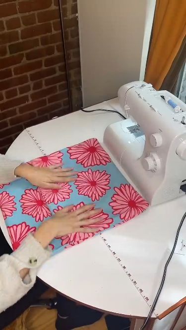 Pillow Stitching Ideas, Sewing A Cushion Cover, Stitch Pillow Case, Cushion Cover Sewing, How To Stitch Pillow Cover, Diy Sew Curtains, Diy Pillow Covers Decorative Craft Ideas, How To Sew Cushion Covers, How To Sew A Cushion Cover