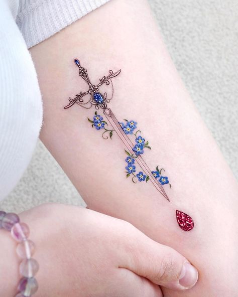 STUDIOBYSOL_Solar on Instagram: “👱🏻‍♀️🧒🏼 - 🇬🇧 London booking 2022 April 12-18 Sword with forget me not flowers💙 - #solartattoo #솔라타투” Forget Me Not Tattoo, Tiny Tattoos For Women, Finger Tattoo For Women, Hand Tattoos For Women, Cute Tiny Tattoos, Elegant Tattoos, Friend Tattoos, Simplistic Tattoos, Beauty Tattoos