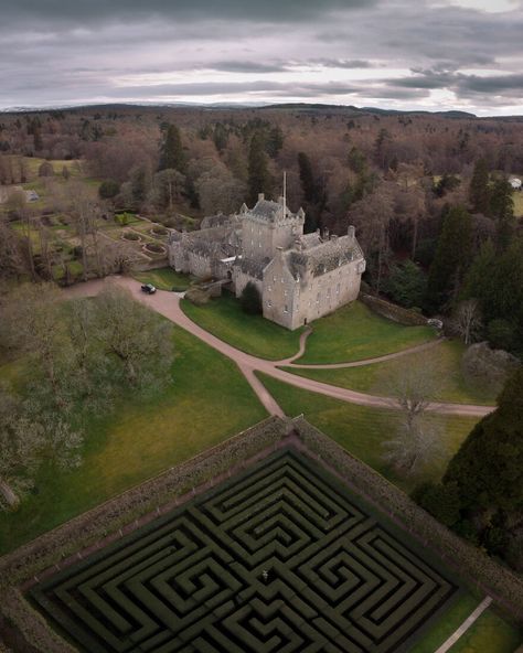 Castles Around The World, Old Castles, Cawdor Castle, Highlands Castle, Hohenzollern Castle, Where Eagles Dare, Loire Valley France, Castles To Visit, Monumental Architecture