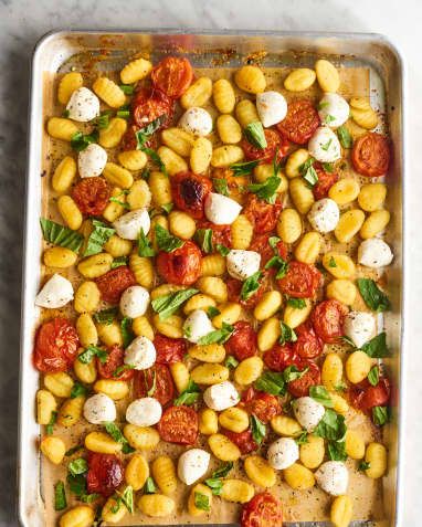 Caprese Gnocchi, Sheet Pan Gnocchi, Gnocchi Recipe, Easy Sheet Pan Dinners, Sheet Pan Dinners Recipes, Recipes Thanksgiving, Gnocchi Recipes, What's For Dinner, Juicy Tomatoes