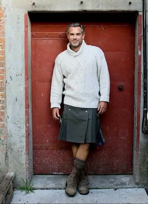 Uummm...Yes please Casual Kilt Outfit Men, Men Skirt Outfits, Kilt Outfit Men, Man In Kilt, Men In Skirts, Scottish Men, Men Wearing Skirts, Scottish Man, Leather Kilt