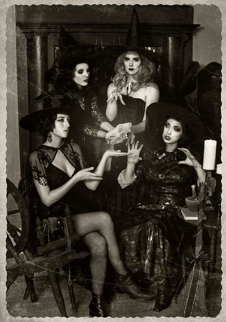 3 Witches, Witches Halloween, 1970s Witch, Vintage Witch Aesthetic, Halloween Friends, Group Of Witches, Witch Photoshoot Friends, Gothic Witch, Group Witch Photoshoot