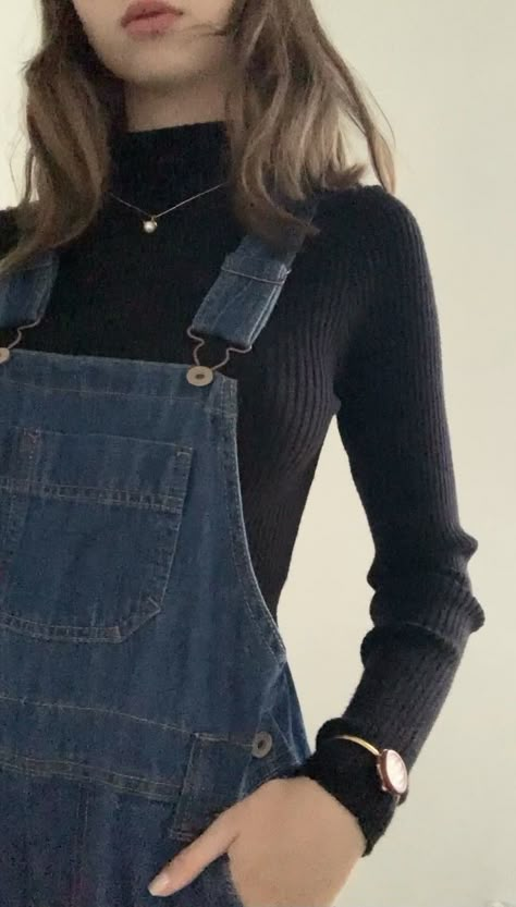 Low Turtleneck Outfit, Turtleneck Outfit Layering Fall, August Outfit Aesthetic, Turtleneck With Overalls, Turtle Neck Outfit Ideas For Women, Overalls Turtleneck Outfit, Overalls And Turtleneck, Turtle Neck Layering Outfit Aesthetic, Turtle Neck With Overalls