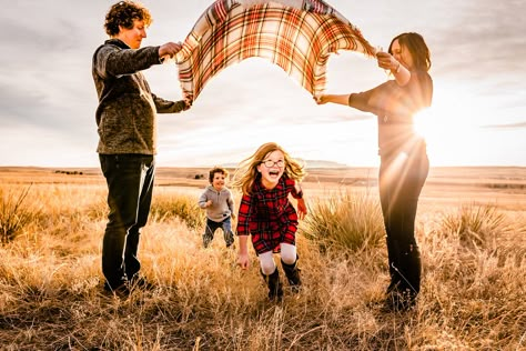 Family Farm Photos, Winter Photo Ideas, Farm Family Pictures, Family Session Poses, Big Family Photos, Cute Family Photos, Winter Family Photos, Farm Photos, Family Photoshoot Poses