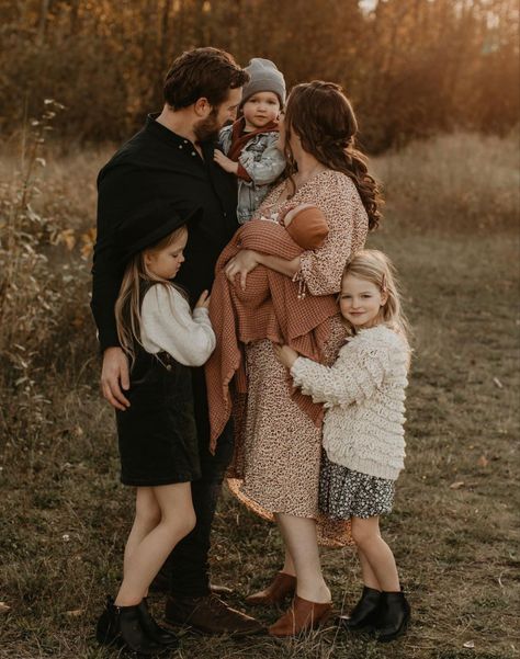 High End Portrait Photography, Family Of 5 Fall Photos, Young Family Aesthetic, Aesthetic Family Photoshoot, Big Family Aesthetic, Family Of 5 Photoshoot, Cleopatra Quotes, Easy Quotes, Funny Real Estate Quotes