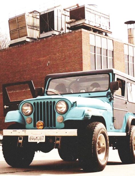 Dylan O'Brien (Stiles Stilinski)'s infamous Jeep on the set of Teen Wolf. Stiles Jeep, Stiles Teen Wolf, Auto Jeep, Car For Teens, Cj Jeep, Blue Jeep, Teen Wolf Funny, Teen Wolf Mtv, Teen Wolf Dylan