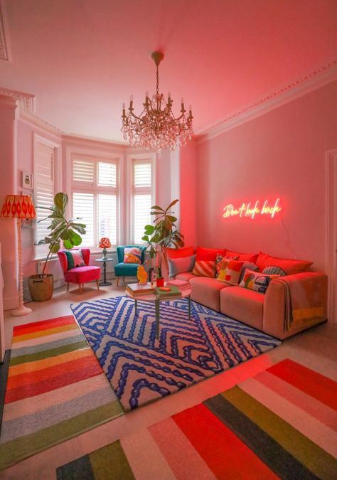 Neon Living Room Aesthetic, Neon Lights Living Room, Funky Living Rooms, Aesthetic Neon, Neon Signs Home, Aesthetic Living Room, Neon Room, Common Room, Colourful Living Room