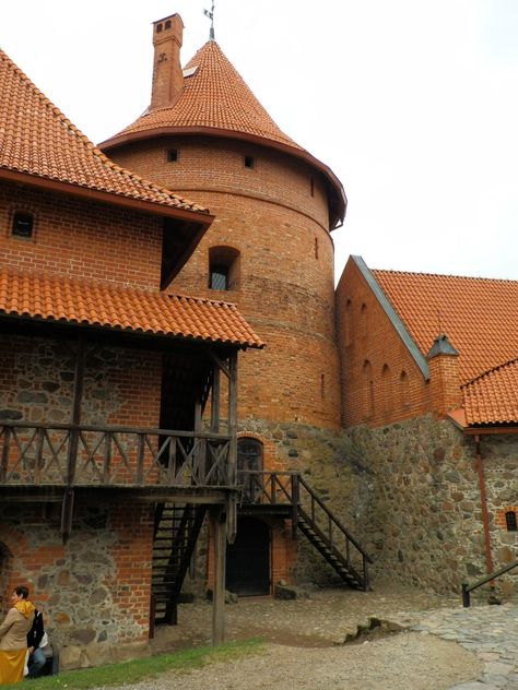 Slavic Castle, Castle Construction, Island Castle, Stone Castle, Environment Projects, Stone Cabin, European Castles, Medieval Houses, Castle Art