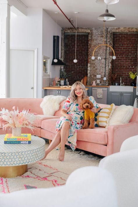 Photos: Woman Transformed Brooklyn Apartment Into a Colorful Loft Bachelorette Pad Apartment, Colorful Loft, Small Loft Apartments, Rachel Martino, Chic Loft, Tiny Living Space, Contemporary Decor Living Room, Studio Apartment Design, Decor Pad