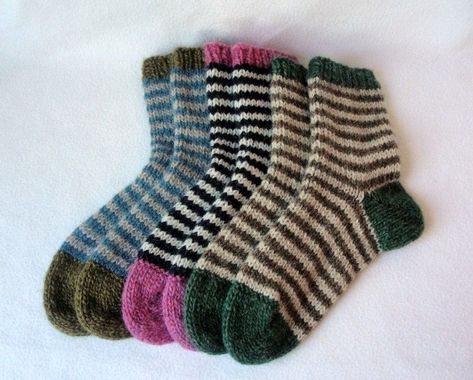 Chunky Guy Socks - Adult/Teen Socks - Striped Sock Pattern Knit Sock Pattern, Teen Socks, Easy Patterns, Sock Knitting, Sock Knitting Patterns, Crochet Socks, Thick Yarn, Slippers Cozy, Sock Patterns