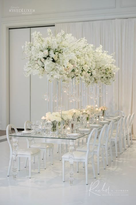 Estate Table Wedding Reception Ideas, Cristal Wedding Theme, White And Silver Reception Decor, Neutral Wedding Floral Centerpieces, All White Themed Wedding, White Themed Wedding Decor, All White Wedding Reception Decoration, Elegant White Wedding Flowers, White Wedding Theme Receptions