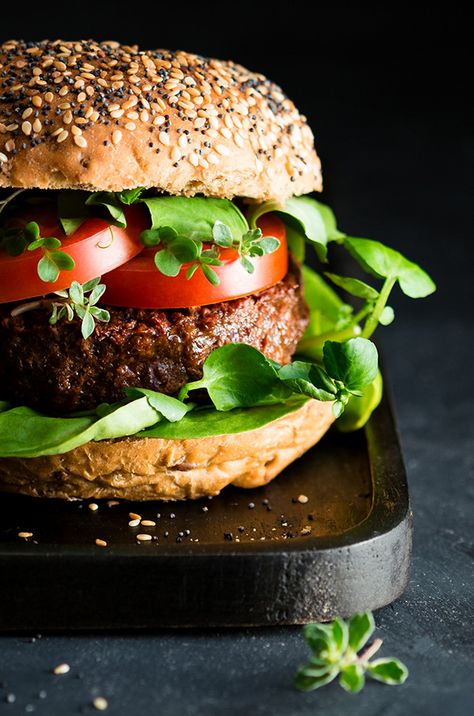 Yummy Burger, Panini Hamburger, Food Photography Composition, Plant Based Burgers, Burger Menu, Burger Restaurant, Food Photography Inspiration, Moroccan Food, Beef Burgers