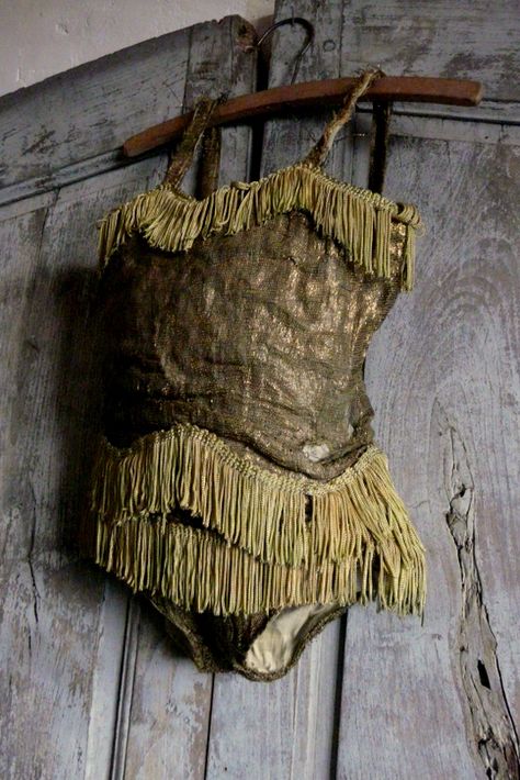 vintage gold lamé circus costume Trapeze Costume, Vintage Circus Costume, Steampunk Circus, Aerial Costume, Showgirl Costume, Halloween Circus, Vintage Theatre, Shabby Chic Antiques, Burlesque Costumes