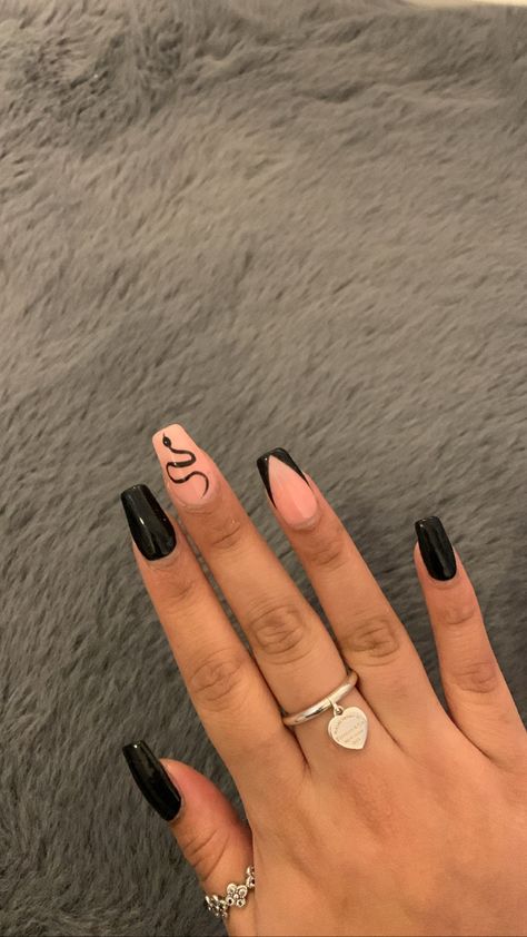 Snake Art Nails, Semicolon Nail Design, Acrylic Nails Snake Design, Black Nails With Snake Design, Simple Snake Nails, Short Snake Nails, The Weekend Inspired Nails, Black Snake Nail Design, Snake Nail Art Design