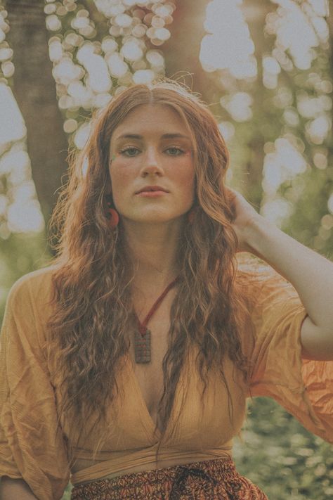 Hippie Senior Pictures, Photoshoot In The Woods, Hippie Photoshoot, Vintage Portraits Photography, Bohemian Photoshoot, 70s Photoshoot, Outdoor Portrait Photography, Photoshoot Outdoor, 70s Photos