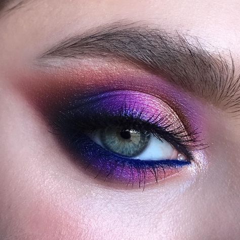 Basic Eye Makeup, Blue Smokey Eye, Unicorn Makeup, Eye Makeup Pictures, Unique Makeup, Makeup Artistry, Creative Eye, Pretty Colors, Kiss Makeup