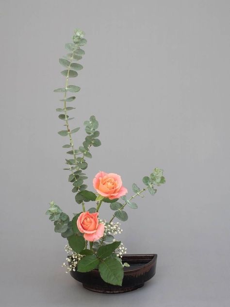 Japanese Flower Arrangement Ikebana, Ikebana Flower Arrangement Art Floral, Ikebana Vases Ceramics, Arreglos Ikebana, Ikebana Sogetsu, Contemporary Flower Arrangements, Rose Floral Arrangements, Ikebana Arrangements, Ikebana Flower Arrangement