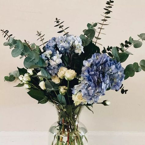 9 Trader Joe's Flower Arrangement Ideas We're Stealing From Instagram Trader Joes Bouquets, Flower Arrangements Trader Joe’s, Trader Joe’s Flower Arrangement, Trader Joes Flower Arrangements, Yellow Flower Arrangements, Summer Flower Arrangements, Flower Boquet, Yellow Bouquets, 2024 Aesthetic