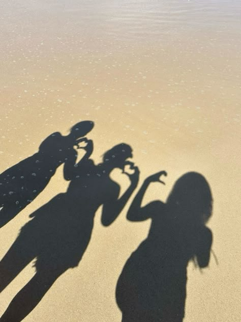 #beach #shadows #pretty #girls #friends #trio 3 People Beach Pictures, Three Girls Aesthetic, Bff Pictures 3 People, Girl Trio Aesthetic, Trio Beach Pics, Trio Girls Best Friends, Three Friends Photoshoot, Bestie Appreciation, Cruise Photo Ideas