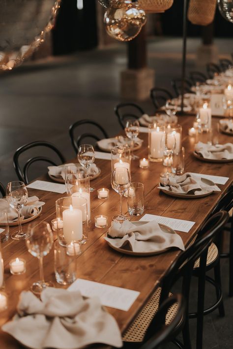 wedding table decor at gare du neuss Industrial Minimalist Wedding, Industrial Glam Wedding, Bridal Journal, Industrial Wedding Decor, Industrial Glam, Elegant Wedding Venues, Industrial Minimalist, Vintage Cafe, Space Wedding