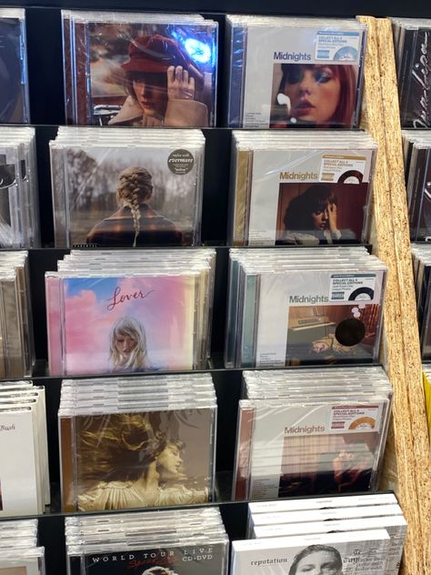 Taylor Cds Aesthetic, Taylor Swift Photos Aesthetic, Taylor Swift Albums Vinyls, Taylor Swift Album Vinyl, Taylor Swift Vynil Collection, Aesthetic Pictures Of Taylor Swift, Ways To Display Cds, Taylor Swift Vinyls Aesthetic, Taylor Swift Cds Aesthetic