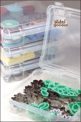 Wicked Goodies | Gadget Storage Ideas | https://www.wickedgoodies.net Baking Tools Organization, Cookie Room, Baking Supplies Organization, Baking Organization, Baking Storage, Tools Organization, Baking Station, Dream Bakery, Bakers Kitchen