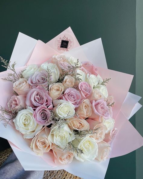 Ecuadorian Roses Bouquet, 50 Roses Bouquet, Colors Of Roses, Bouquets Of Roses, Ecuadorian Roses, Sagittarius Love, Bottle Ideas, Roses Bouquet, Cute Rose