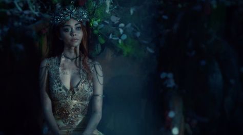 S2 Ep20 "Beside Still Water" - In the meantime, I would like to have a conversation with the Daylighter. #Shadowhunters Queen Shadow, Seelie Queen, Geek Charming, Bloodlines Series, Beside Still Waters, Shadowhunters Tv Show, Isabelle Lightwood, Queen Outfit, Sarah Hyland