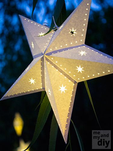 Don't be intimidated by this complex star pattern! Blogger Debbie Thompson outlines the easy step-by-step instructions you need to build one yourself. Christmas Heaven, Christmas In Heaven Lantern, 3d Paper Star, Lantern Svg, Diy Luminaire, Paper Star Lanterns, Star Lantern, Paper Lanterns Diy, Paper Lantern Lights