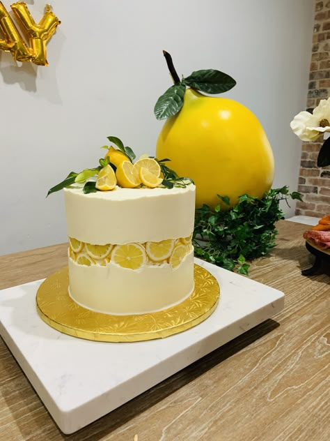 Lemon Cake Theme, Cake Decorating Lemon, Lemon Birthday Decoration, Cake With Lemon Decoration, Lemon Fault Line Cake, Cake Lemon Decoration, Lemon Drizzle Cake Decoration, Lemon Birthday Cake Decoration, Yellow Cake Decoration