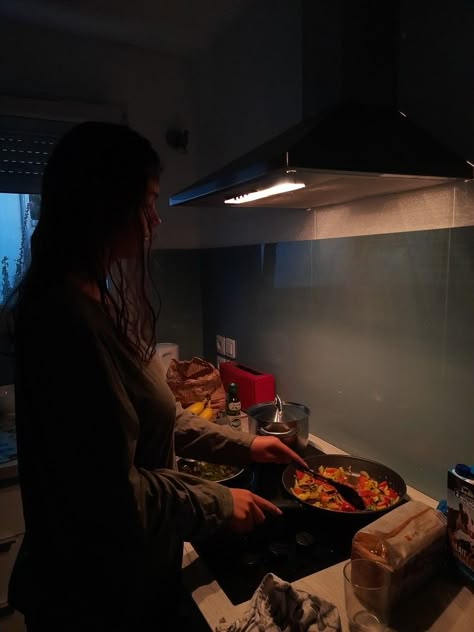 poêle
poivron
cuisine
kitchen
house
maison
girl
fille
plat
meal
good
miam
yummy Female Cooking Aesthetic, Cooking Aesthetic Photography, Women Cooking Aesthetic, Night Cooking Aesthetic, Girl Cooking Aesthetic, Cooking Aesthetic Girl, 2025 Resolution, Romanticising Winter, Gemma Falcone