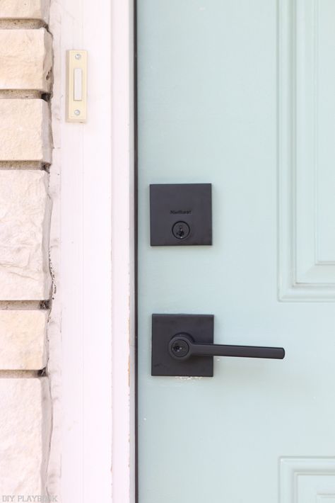 Black Front Door Ideas, Diy Door Knobs, Black Door Knobs, Old Door Knobs, Black Front Door, Front Door Hardware, Trendy Door, Boost Curb Appeal, Diy Knobs