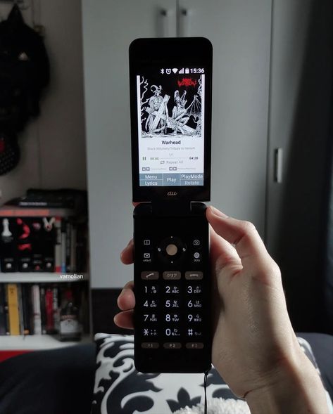 #japaneseflipphone #flipphone #keitai #garakei #nostalgia #japanesephones #kyocerakyf31 #kyf31 #gratina #mitsukocore #2000s #aesthetic #tech 2000s Phone, Aesthetic Tech, 2000 Aesthetic, Old Cell Phones, Hidden Truth, Tech Aesthetic, Coil Pots, Totally Spies, 2000s Aesthetic