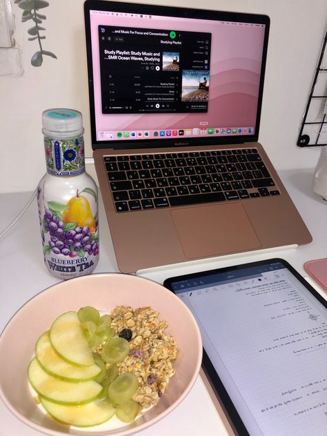 Macbook Gold Aesthetic, Rose Gold Macbook Aesthetic, Gold Macbook Air Aesthetic, Clean Girl Desk, Macbook Gold, Rose Gold Macbook Air, Rose Gold Macbook, Apple Laptop Macbook, Pink Macbook