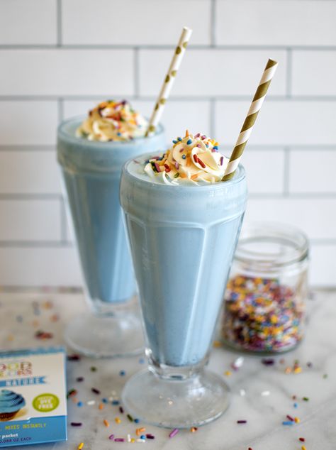 Treat yourself to Blue Moon Milkshakes using blue food coloring from nature — ColorKitchen Blue Moon Ice Cream, Ice Cream Shake, Color Kitchen, Blue Desserts, Blue Drinks, Vanilla Bean Ice Cream, Turn Blue, Milkshake Recipes, Milk Shakes