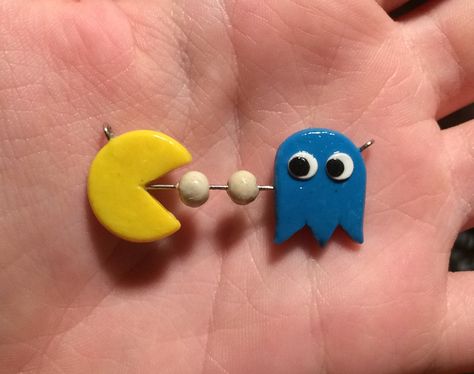 Clay Keychain For Men, Pacman Birthday, Diy Xmas Ornaments, Man Necklace, Clay Keychain, Pac Man, Pasta Flexible, Diy Keychain, Xmas Ornaments