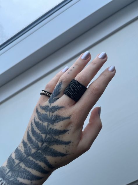 Hand Fern Tattoo, Black Fern Tattoo, Fern Hand Tattoo, Thumb Tattoos, Tattoo On Hand, Fern Tattoo, Ring Tattoos, Tattoo Black, Side Tattoos