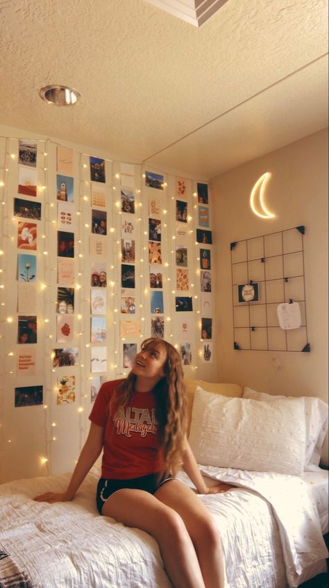 College Dorm Room Ideas Photo Wall, Dorm Room Wall Decor Picture Collages Cute Ideas, College Dorm Photo Display, Picture Wall Ideas Teenage Bedroom, Cute Ways To Hang Pictures Bedrooms, College Picture Wall Ideas, College Dorm Room Photo Wall, Teen Bedroom Wall Ideas, College Dorm Picture Ideas