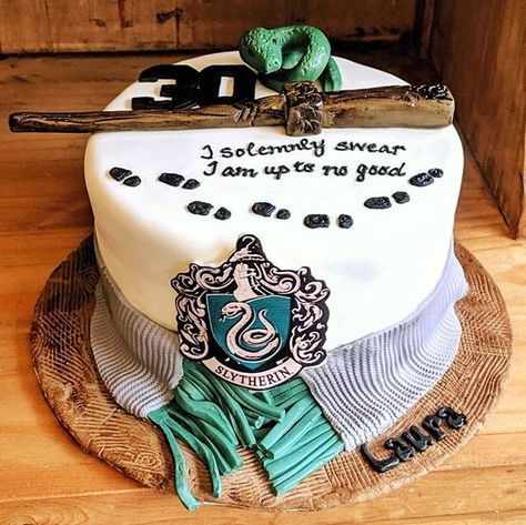 Harry Potter themed birthday #cake #harrypotter #slytherin Slytherin Party Ideas, Slytherin Cake, Slytherin Party, Harry Potter Themed Birthday, Harry Potter Desserts, Gateau Harry Potter, Harry Potter Snacks, Harry Potter Birthday Cake, Cumpleaños Harry Potter