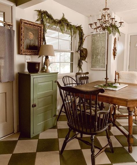 Early American Christmas, Checkered Aesthetic, Christmas Dining Room Decor, Dutch Colonial Homes, Cottage Kitchen Decor, Antique Farmhouse Decor, Bistro Kitchen, Early American Style, American Farmhouse Style