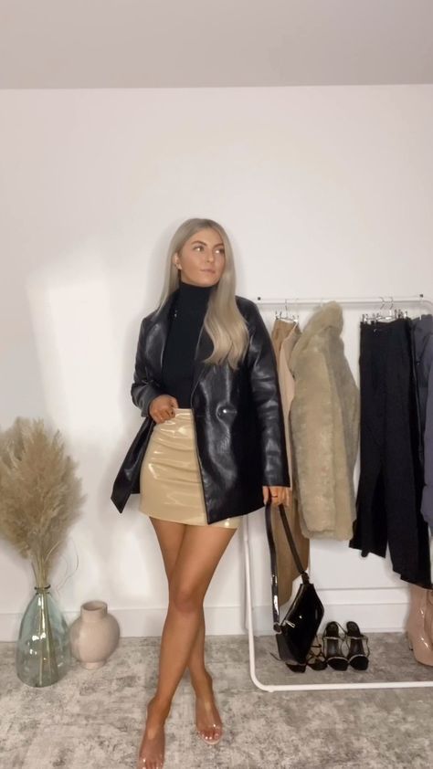 Nude Leather Skirt Outfit, Cropped Blazer Outfit, Nude Skirt, Black Blazer Outfit, Leather Skirt Outfit, Knitted Crop Top, Blazer Outfit, Instagram Look, Cropped Blazer