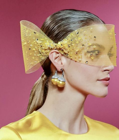 Haute Couture Looks, Jewelry Store Design, 2019 Couture, High Fashion Makeup, Runway Details, Headpiece Jewelry, Jewelry Details, Georges Hobeika, Couture Accessories