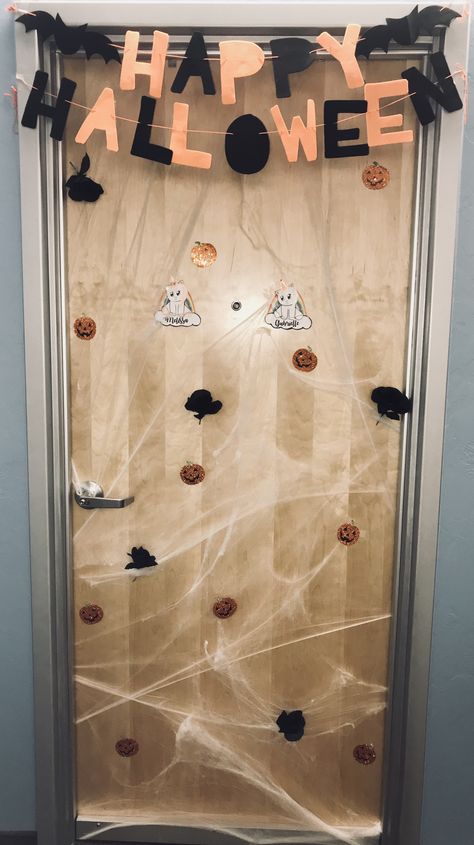 College Dorm Door Halloween Decorations, Halloween College Door Decorations, Door Decorating Ideas Halloween, Halloween Locker Ideas, Halloween College Dorm Door Ideas, Cute Halloween Door Ideas, Dorm Door Halloween Decor, Fall Dorm Door Decorations, Dorm Door Decorations Halloween