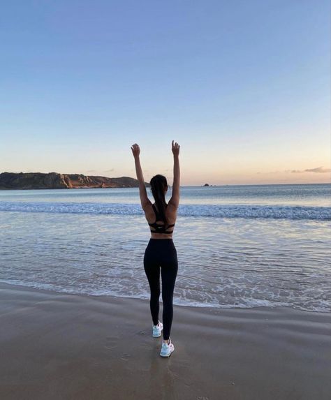 Beach Workout Aesthetic, Beach Gym Aesthetic, Workout Beach Aesthetic, Beach Run Aesthetic, Beach Workout, Running At The Beach Aesthetic, Yoga Aesthetic Beach, Beach Yoga Aesthetic, Lifestyle Photography Women