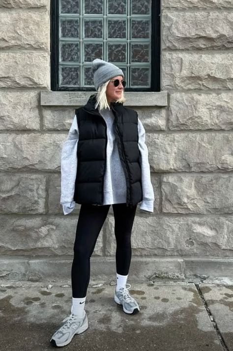 Puffer Vest Casual, Black Athletic Vest Outfit, Woman’s Puffer Vest, Womens Black Puffer Vest Outfit, Cute Outfits With A Black Vest, Oversize Puffer Vest, Street Style Puffer Vest, Women Vest Outfits Winter, Oversized Black Vest