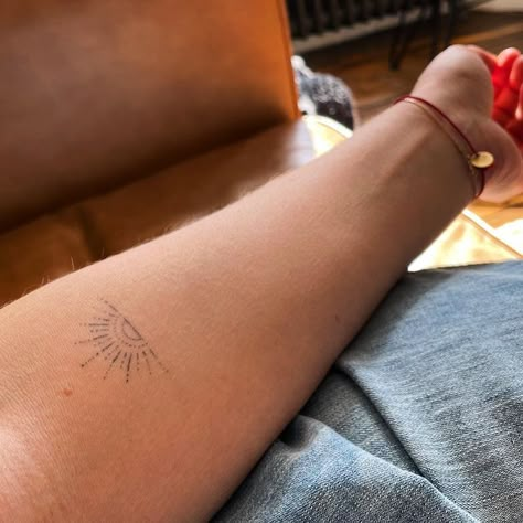 handpoked tattoos △ suzie on Instagram: “sweet little healed sunrise, thank you for the pic Emily ✨ . ☾ . ☾ . ☾ . . #sunrisetattoo #teenytattoo #healedtattoo #healedhandpoke…” Horizon Tattoo Minimalist, Rising Sun Tattoos, Twilight Tattoos, Sunrise Tattoo, Sunshine Tattoo, Bloom Quotes, Tiny Tats, Sunset Tattoos, Soul Tattoo