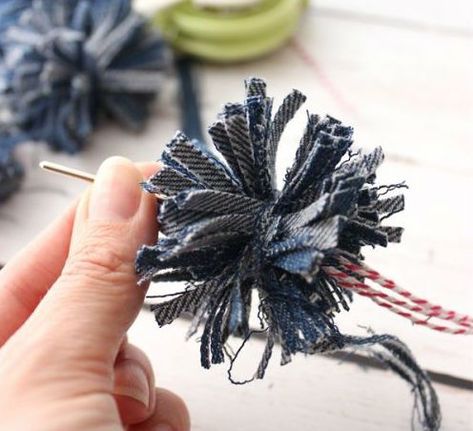 Things To Do With Old Jeans, Jean Projects, Denim Crafts Diy, Diy Fabric Crafts, Blue Jeans Crafts, Fabric Christmas Ornaments Diy, Christmas Ornaments Diy, Quilted Christmas Ornaments, Needle Crafts