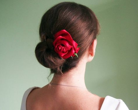 Red Rose Bun Hairstyle, Hairstyles With Red Roses, Rose In Hair Hairstyles, Bun With Roses, Red Rose In Hair, Rose In Hair, Spanish Hair, Thread Ceremony, Natural Color Nails